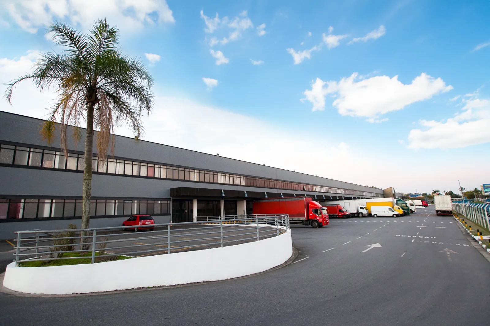 Docas do Atown Aeroporto com veículos em operação